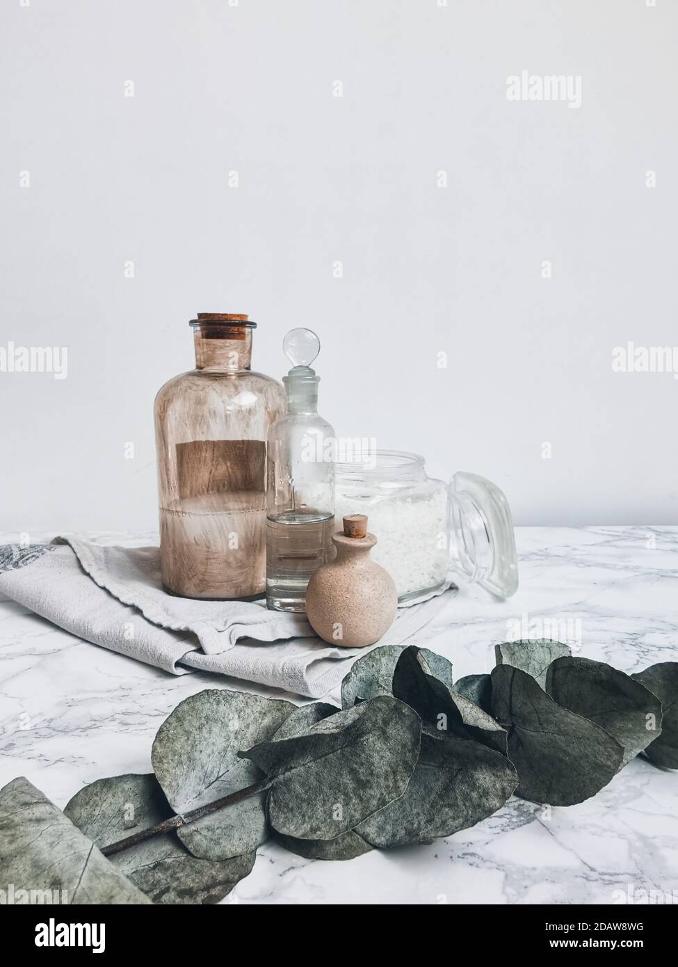 Savon de bain à la maison fabriqué à partir de produits naturels tels que l'eucalyptus Banque D'Images