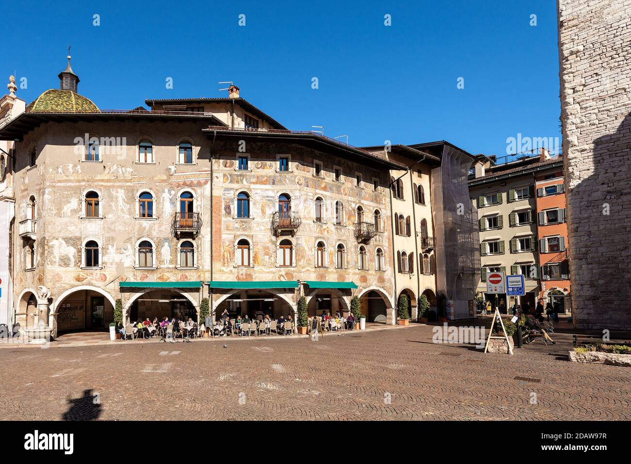 Piazza del Duomo, place de la cathédrale dans la ville de trente avec les maisons de fresques Cazuffi Rella, Trentin-Haut-Adige, Italie, Europe. Banque D'Images