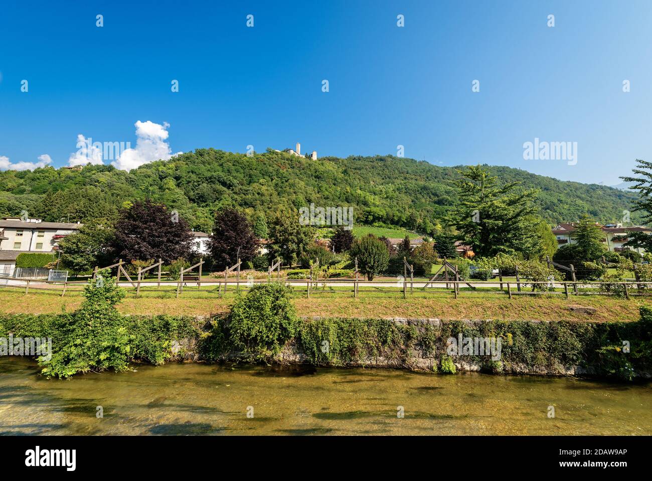 Borgo Valsugana, petit village de la vallée de Sugana, avec la rivière Brenta et le Castel Telvana, château médiéval du XIIIe siècle. Trentin, Italie, Europe. Banque D'Images