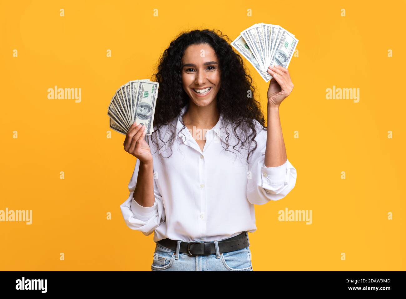 Grand prix. Une jeune femme heureuse tient de l'argent dans les deux mains Banque D'Images