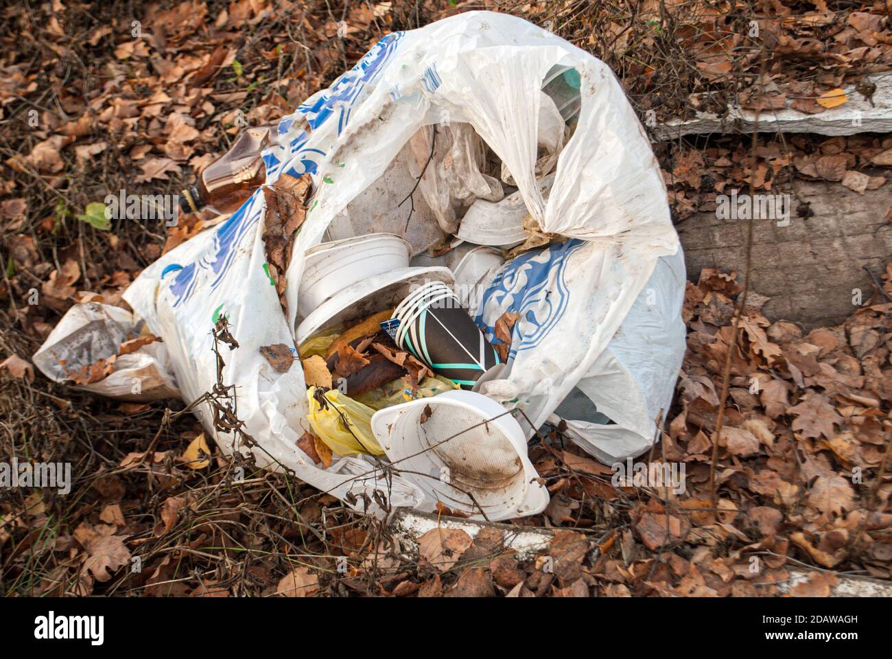 Sac de déchets de cellophane blanc comme alternative à la poubelle dans la  zone de loisirs Photo Stock - Alamy