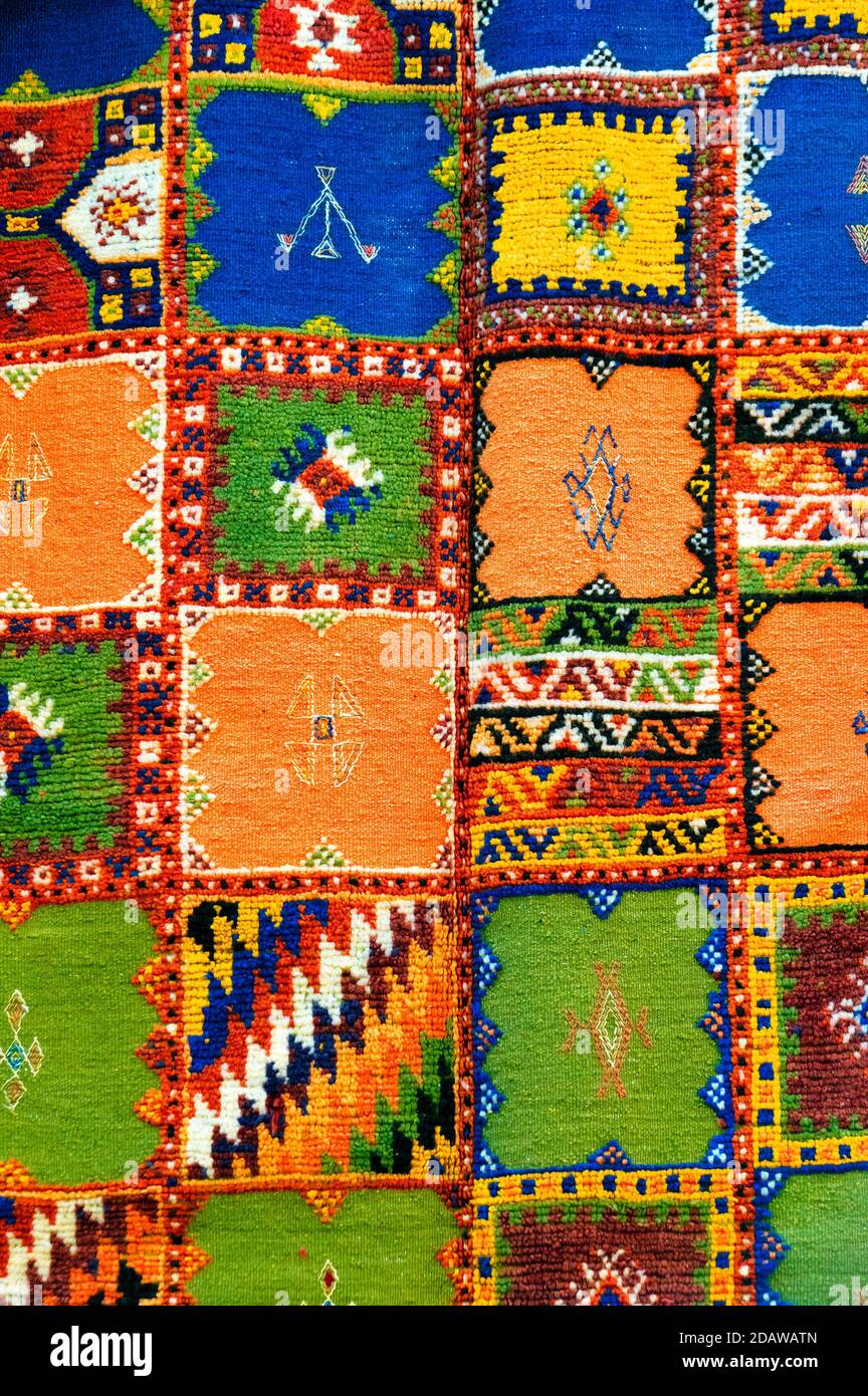 La texture du tapis de laine traditionnel berbère avec motif géométrique,  le Maroc, l'Afrique Photo Stock - Alamy