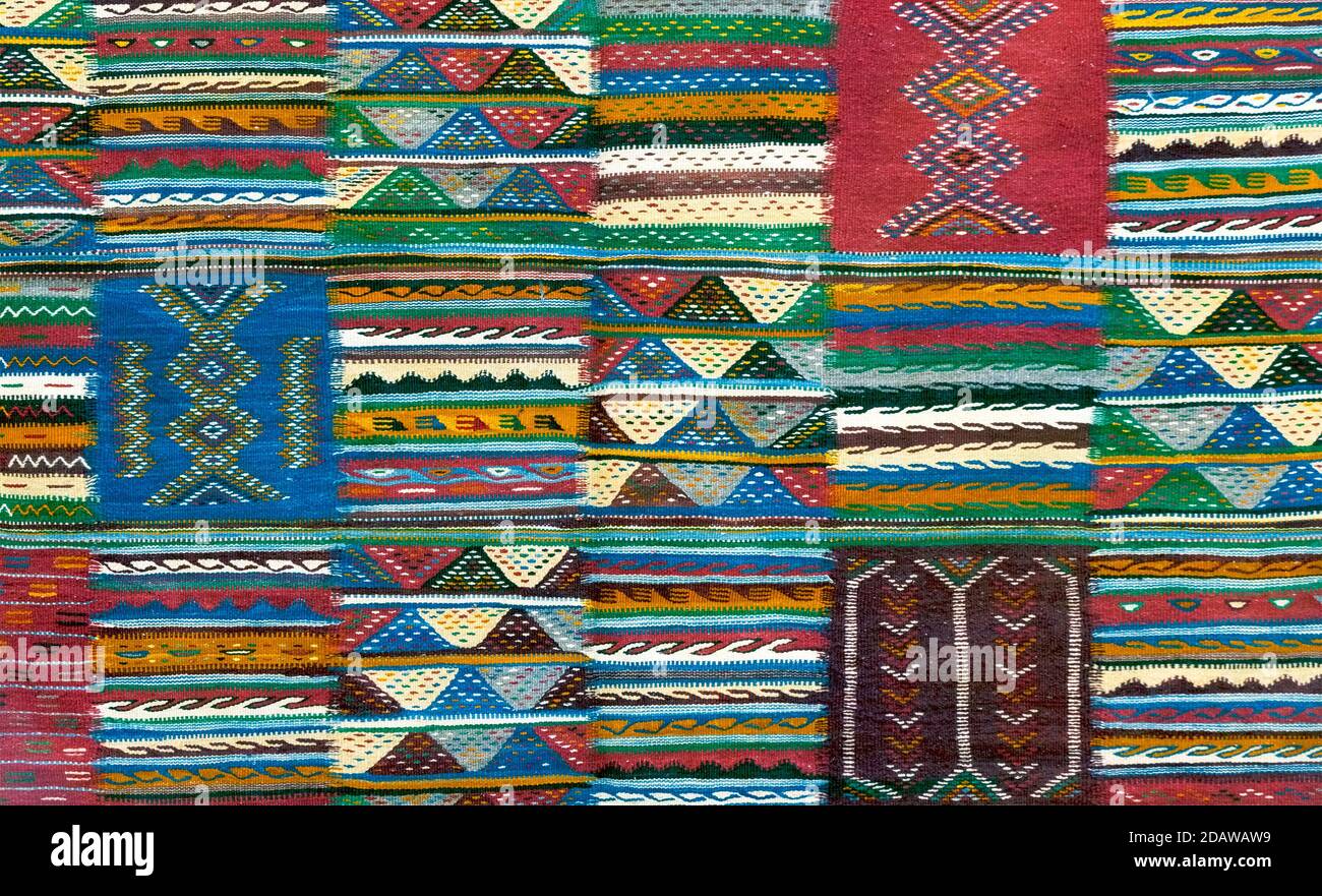 La texture du tapis de laine traditionnel berbère avec motif géométrique,  le Maroc, l'Afrique Photo Stock - Alamy