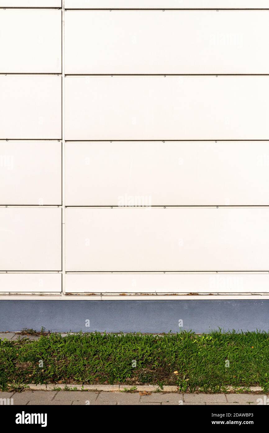 Mur d'entrepôt industriel de couleur blanche. Fond urbain Banque D'Images