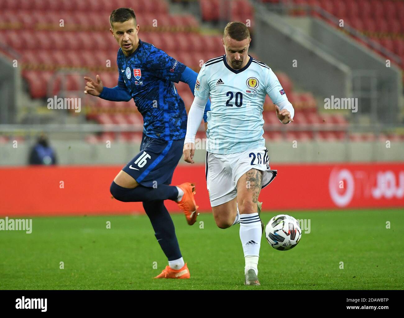 Lubomir Satka (à gauche) en Slovaquie et Leigh Griffiths en Écosse se battent pour le ballon lors du match de la Ligue des Nations de l'UEFA 2, Ligue B à City Arena, Trnava, Slovaquie. Banque D'Images