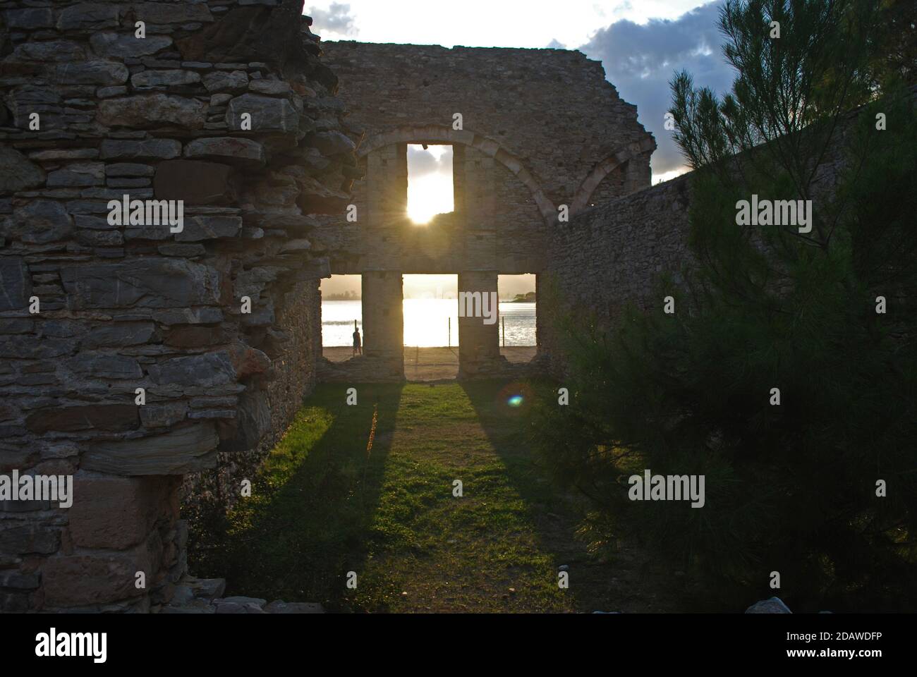 Ruines de la baie russe au coucher du soleil, Poros, Grèce Banque D'Images