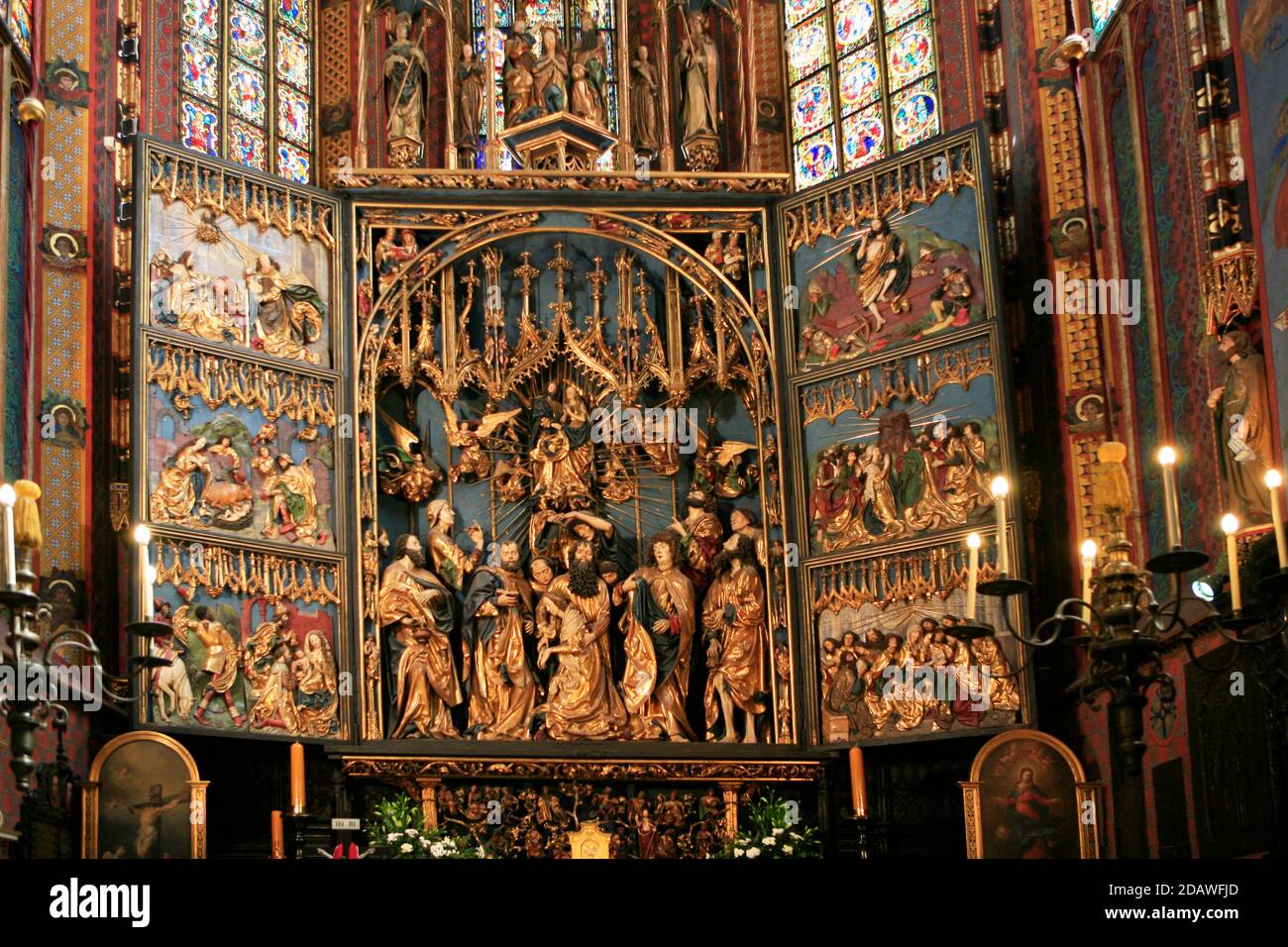 L'intérieur de la basilique Sainte-Marie, construite au XVe siècle, est particulièrement célèbre pour son retable en bois sculpté par Veit Stoss (Wit Stwosz). Banque D'Images