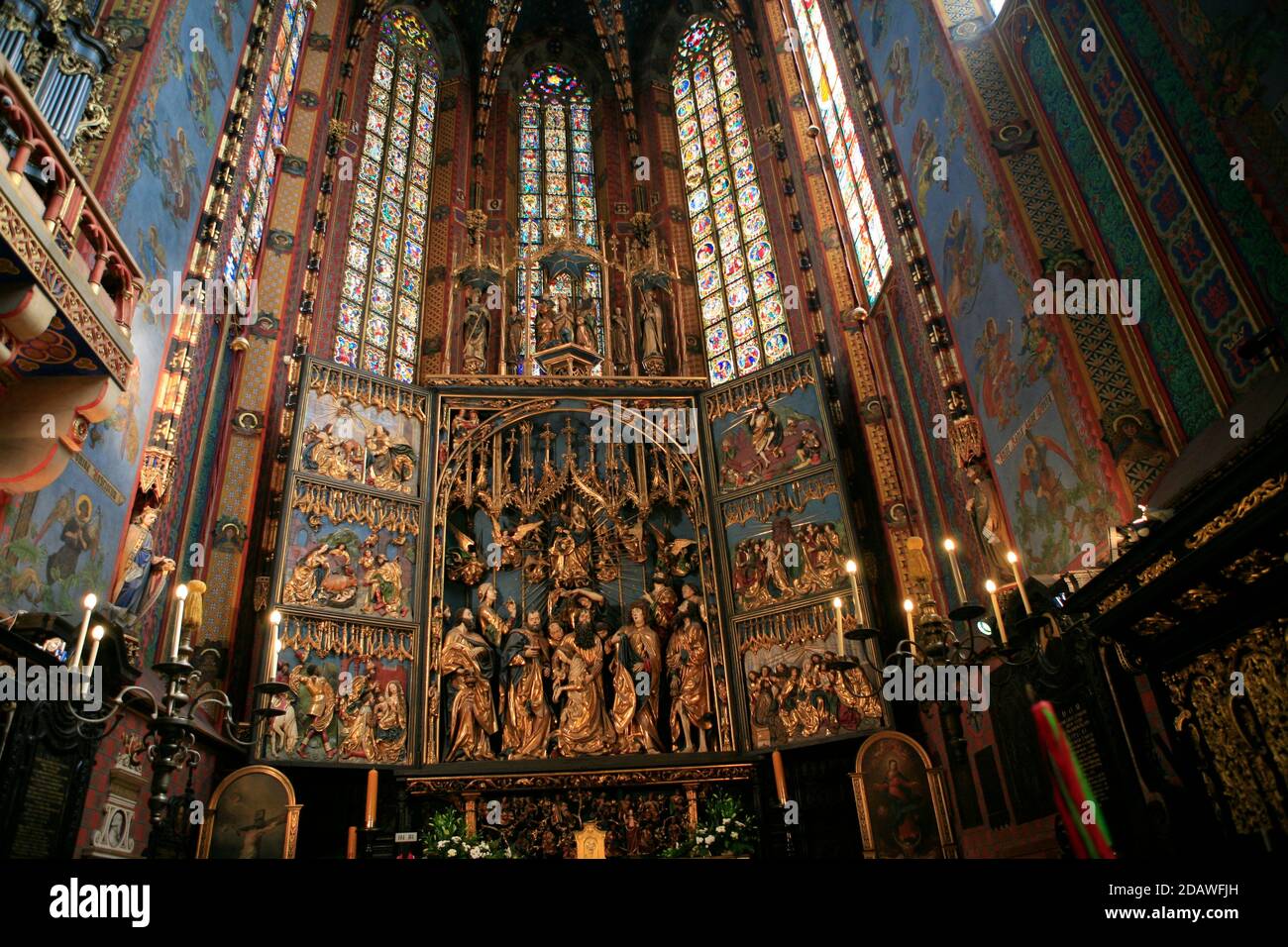L'intérieur de la basilique Sainte-Marie, construite au XVe siècle, est particulièrement célèbre pour son retable en bois sculpté par Veit Stoss (Wit Stwosz). Banque D'Images