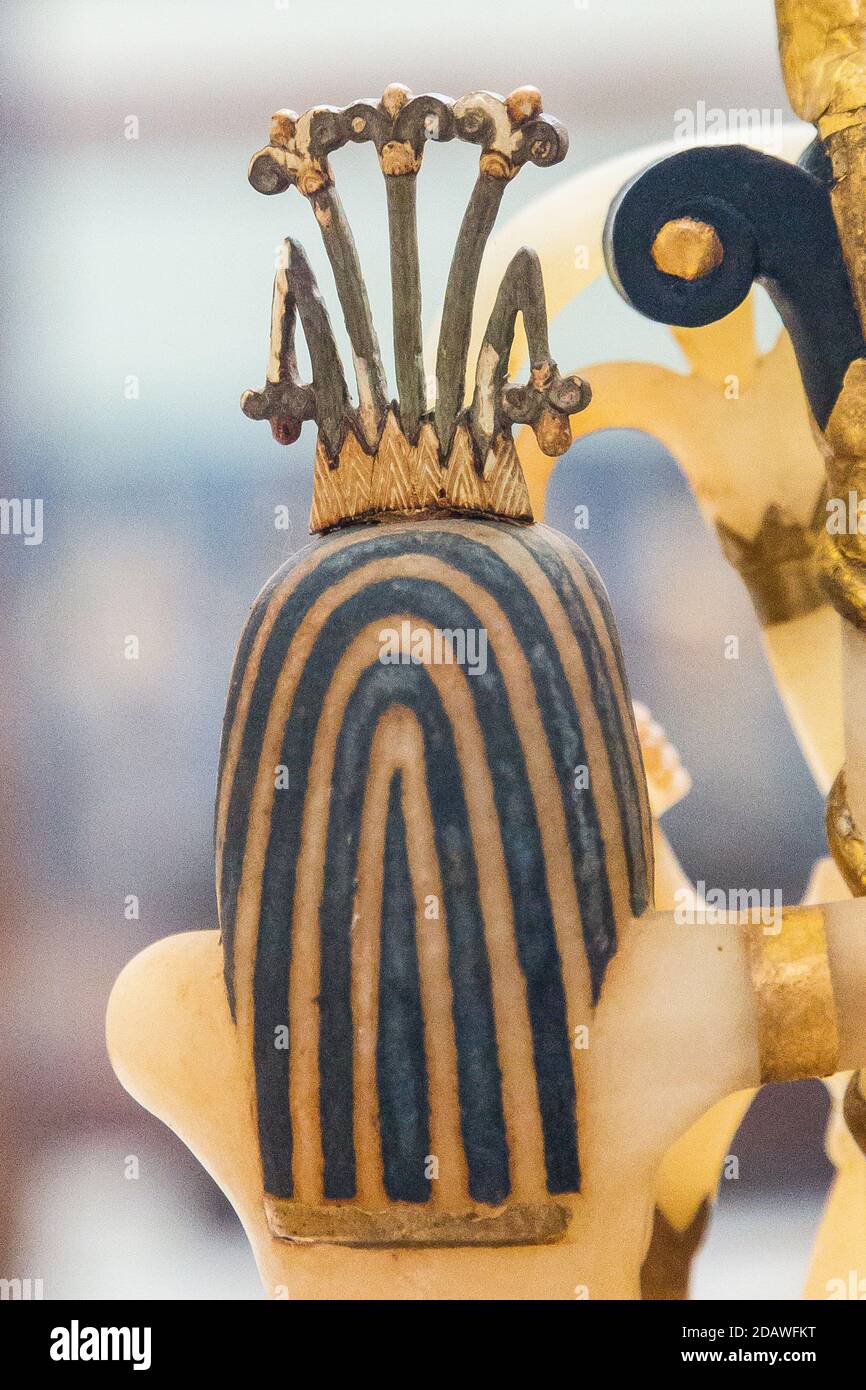 Egypte, le Caire, Toutankhamon albâtre, de sa tombe à Louxor : dos d'un vase de parfum composite, sur piédestal ajouré. Un Dieu du Nil. Banque D'Images