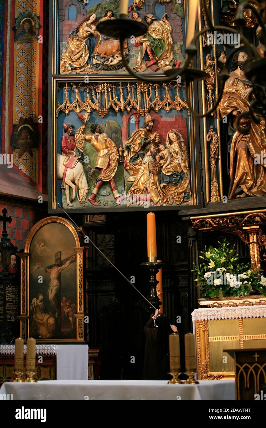 L'intérieur de la basilique Sainte-Marie, construite au XVe siècle, est particulièrement célèbre pour son retable en bois sculpté par Veit Stoss (Wit Stwosz). Banque D'Images