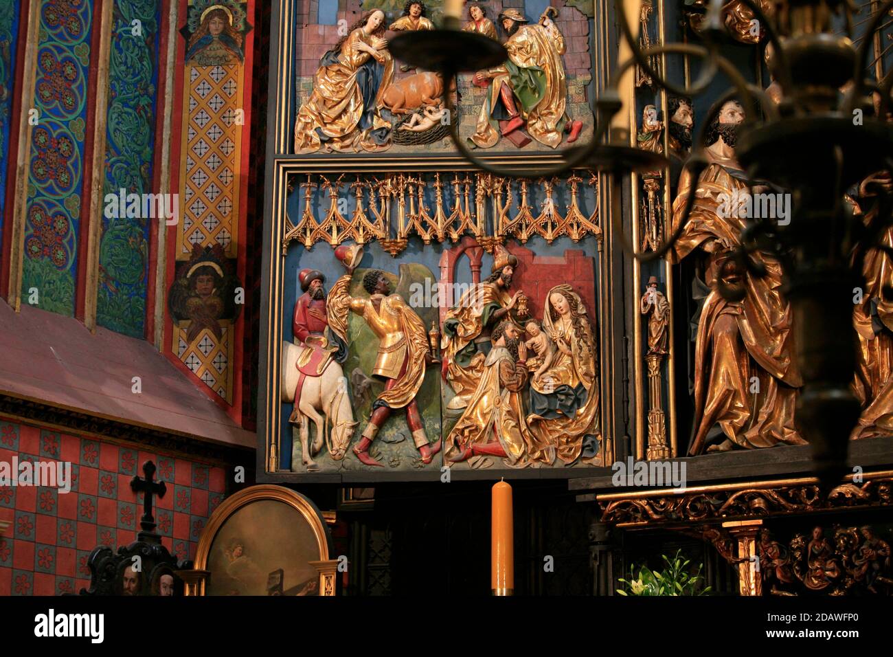 L'intérieur de la basilique Sainte-Marie, construite au XVe siècle, est particulièrement célèbre pour son retable en bois sculpté par Veit Stoss (Wit Stwosz). Banque D'Images