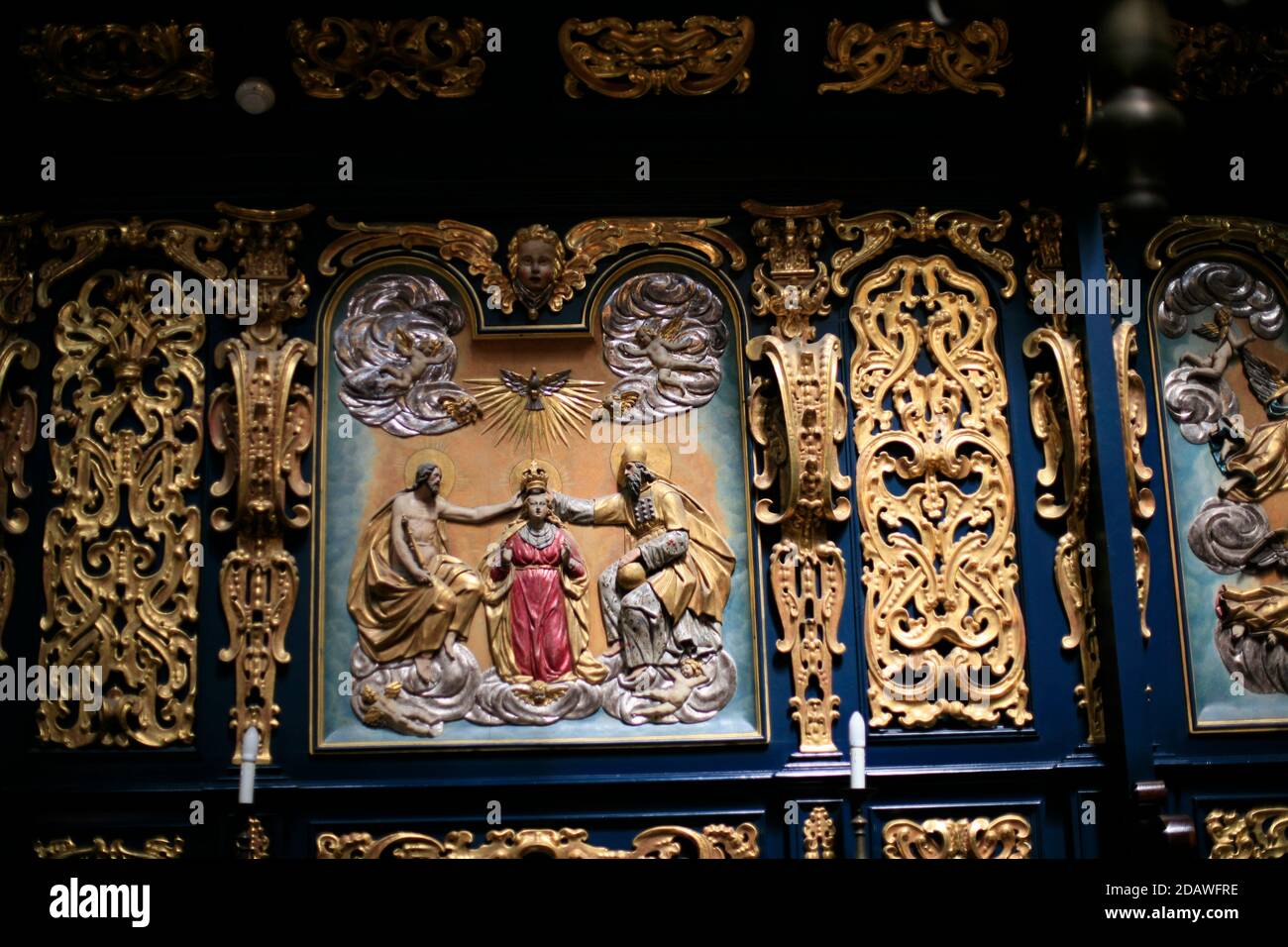 L'intérieur de la basilique Sainte-Marie, construite au XVe siècle, est particulièrement célèbre pour son retable en bois sculpté par Veit Stoss (Wit Stwosz). Banque D'Images