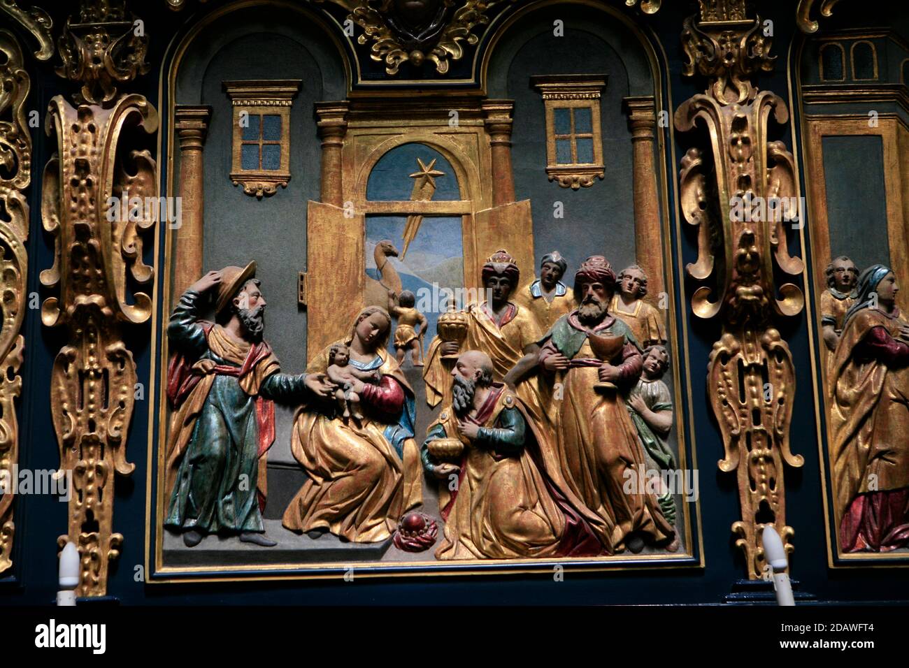 L'intérieur de la basilique Sainte-Marie, construite au XVe siècle, est particulièrement célèbre pour son retable en bois sculpté par Veit Stoss (Wit Stwosz). Banque D'Images