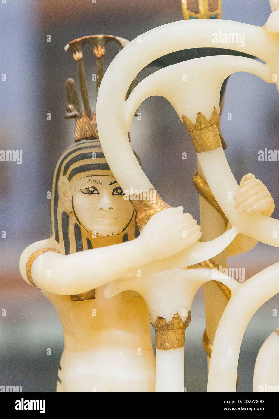Egypte, le Caire, Toutankhamon albâtre, de sa tombe à Louxor : vase à parfum composite, sur piédestal ajouré. Un Dieu du Nil (sur 2). Banque D'Images