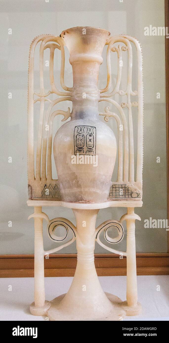 Egypte, le Caire, Toutankhamon albâtre, de son tombeau à Louxor : vase unguent sur stand ornemental. Avec des cartouches de Toutankhamon. Banque D'Images