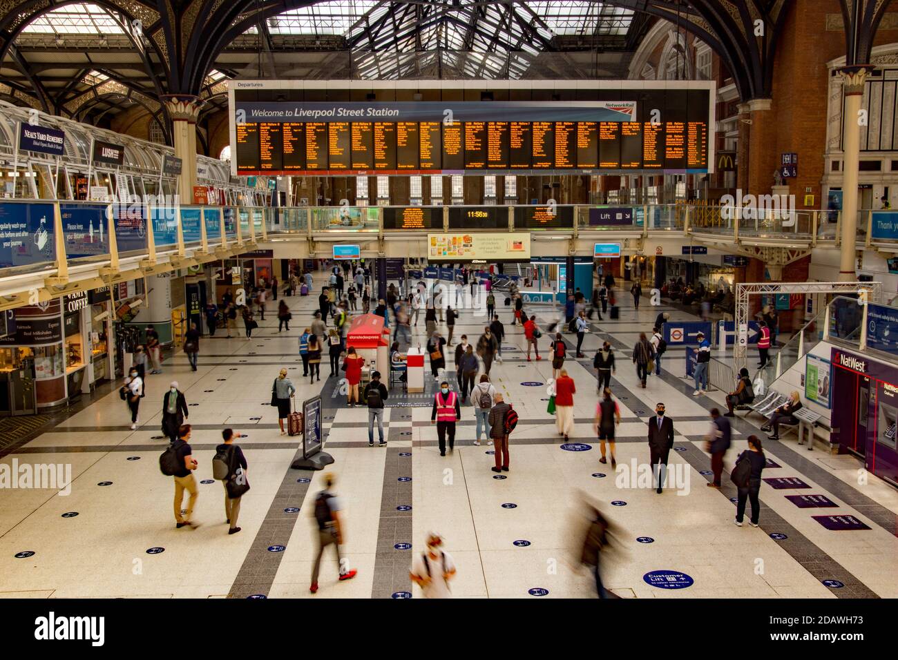 Londres/Angleterre - September18 2020: Gare de Liverpool Street à Londres le concourse un vendredi midi en septembre beaucoup de réduction de la fréquentation due à Covid Banque D'Images