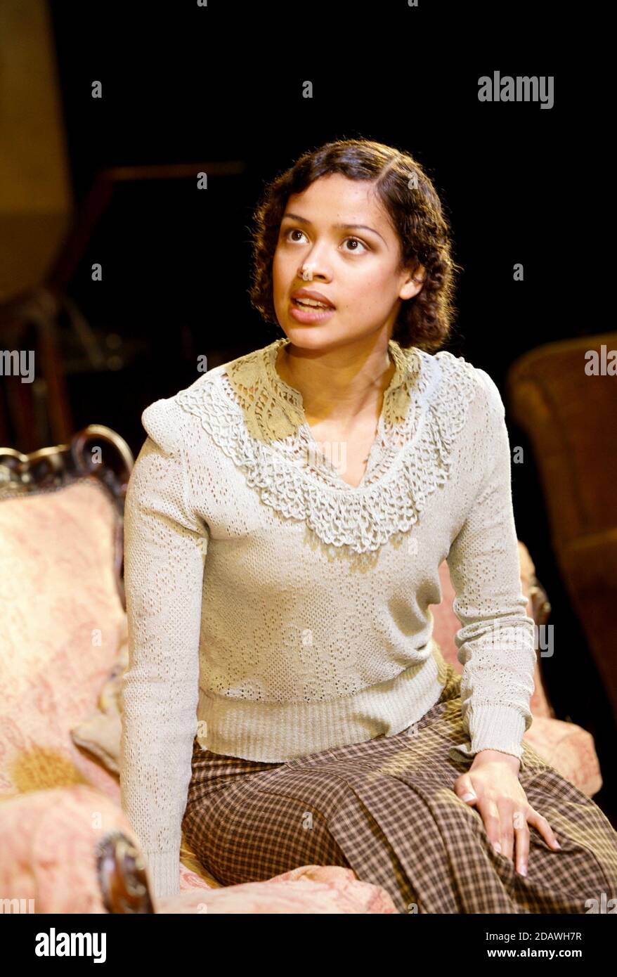 Gugu Mbatha-Raw (Wanda Mason) dans UN GRAND BROUILLARD BLANC par Theodore Ward au théâtre Almeida, Londres N1 17/05/2007 conception: Jonathan Fensom éclairage: Tim Mitchell directeur: Michael Attenborough Banque D'Images