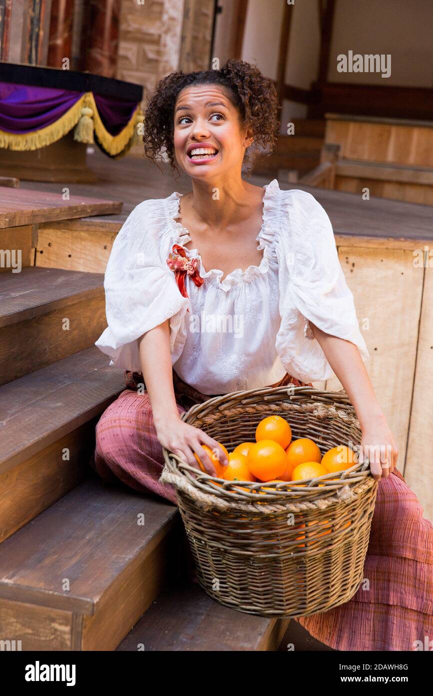 Gugu Mbatha-Raw (Nell Gwynn) dans NELL GWYNN par Jessica Swale au Globe de Shakespeare, Londres SE1 24/09/2015 conception: Hugh Durrant réalisateur: Christopher Luscombe Banque D'Images