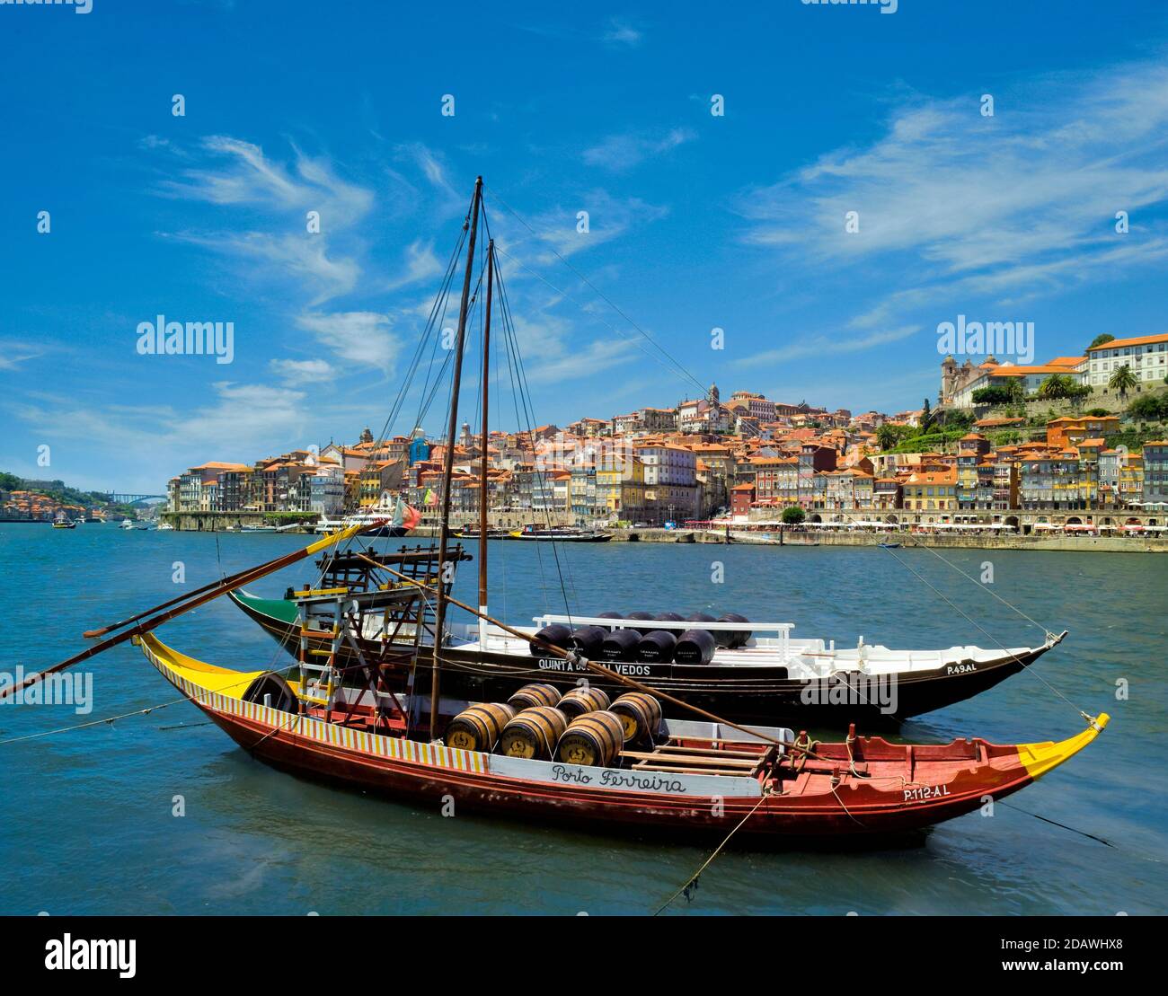 Portugal, Costa Verde, Porto, barges de Porto sur le fleuve Douro, le quartier de Ribeira en arrière-plan Banque D'Images