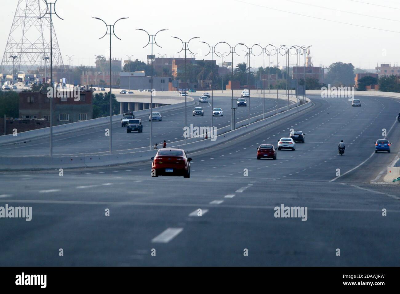 Le Caire, Égypte. 1er novembre 2020. Des véhicules sont utilisés sur un pont au Caire, Égypte, le 1er novembre 2020. La mise à niveau du réseau routier national de l'Égypte et la mise en place de nouvelles routes et de nouveaux ponts ont largement contribué à la diminution du nombre d'accidents de la circulation et à la mort qui en résulte dans le pays arabe le plus peuplé. Credit: Ahmed Gomaa/Xinhua/Alamy Live News Banque D'Images