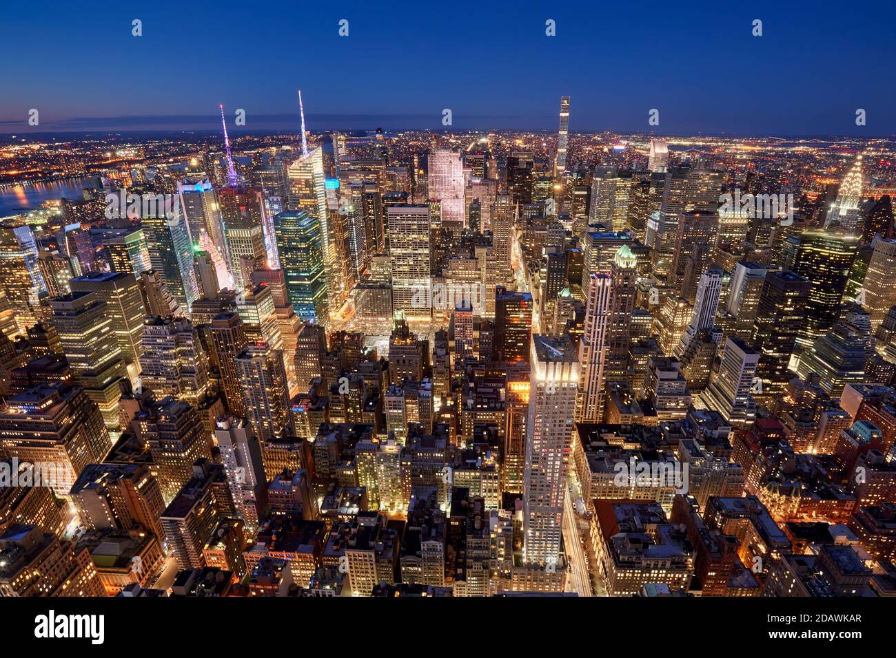 Vue aérienne en soirée sur Midtown New York City le long de Fifth Avenue. Gratte-ciel de Manhattan illuminés, NYC.USA Banque D'Images