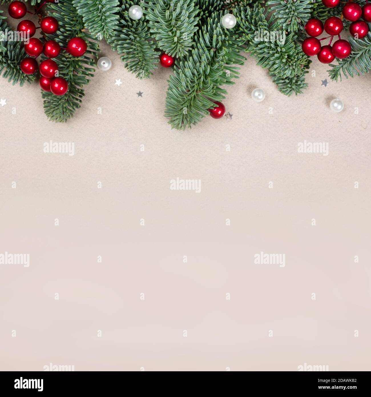 Sapin de noël traditionnel vert boules de sapin noble baies et petites cadre de bordure de décor sur papier artisanal espace de copie pour texte Banque D'Images