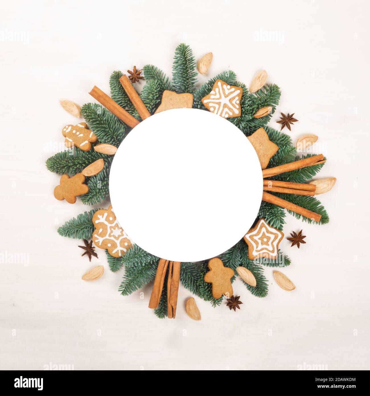 Cadre circulaire de Noël avec branches naturelles de sapin et pain d'épice cookies avec espace de copie pour le texte Banque D'Images