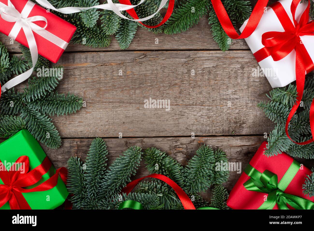 Composition de fond de Noël ou de nouvel an faite de décorations de Noël et branches de sapin et cadeaux avec espace de copie pour texte Banque D'Images