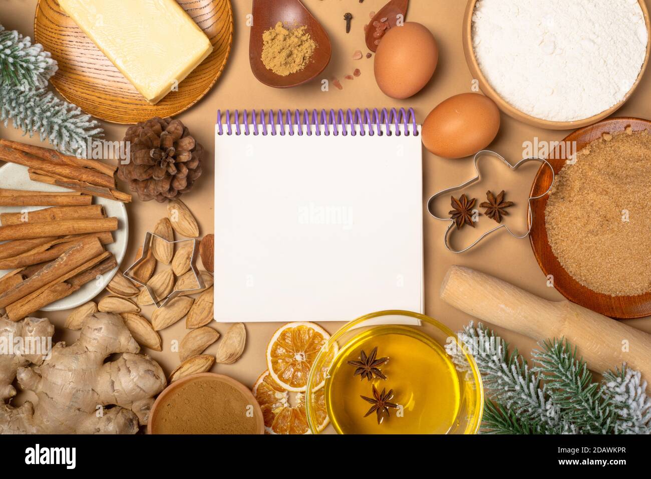 Noël pain d'épice biscuits cuisine fond plat de poser modèle de vue de dessus avec espace de copie pour le texte. Ustensiles de cuisson, épices et ingrédients alimentaires Banque D'Images