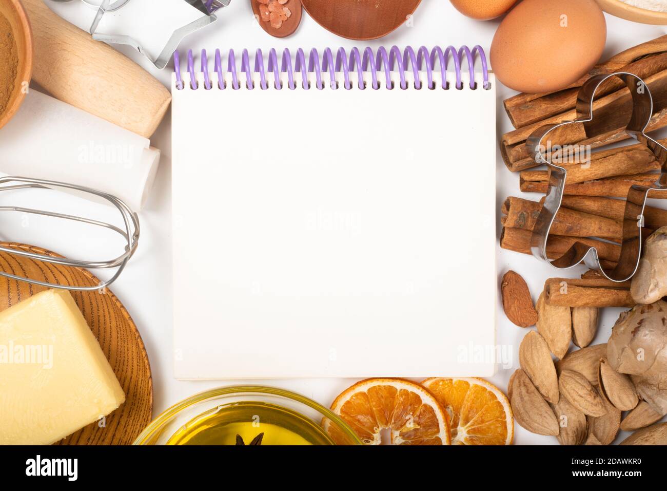Noël pain d'épice biscuits cuisine fond plat de poser modèle de vue de dessus avec espace de copie pour le texte. Ustensiles de cuisson, épices et ingrédients alimentaires Banque D'Images