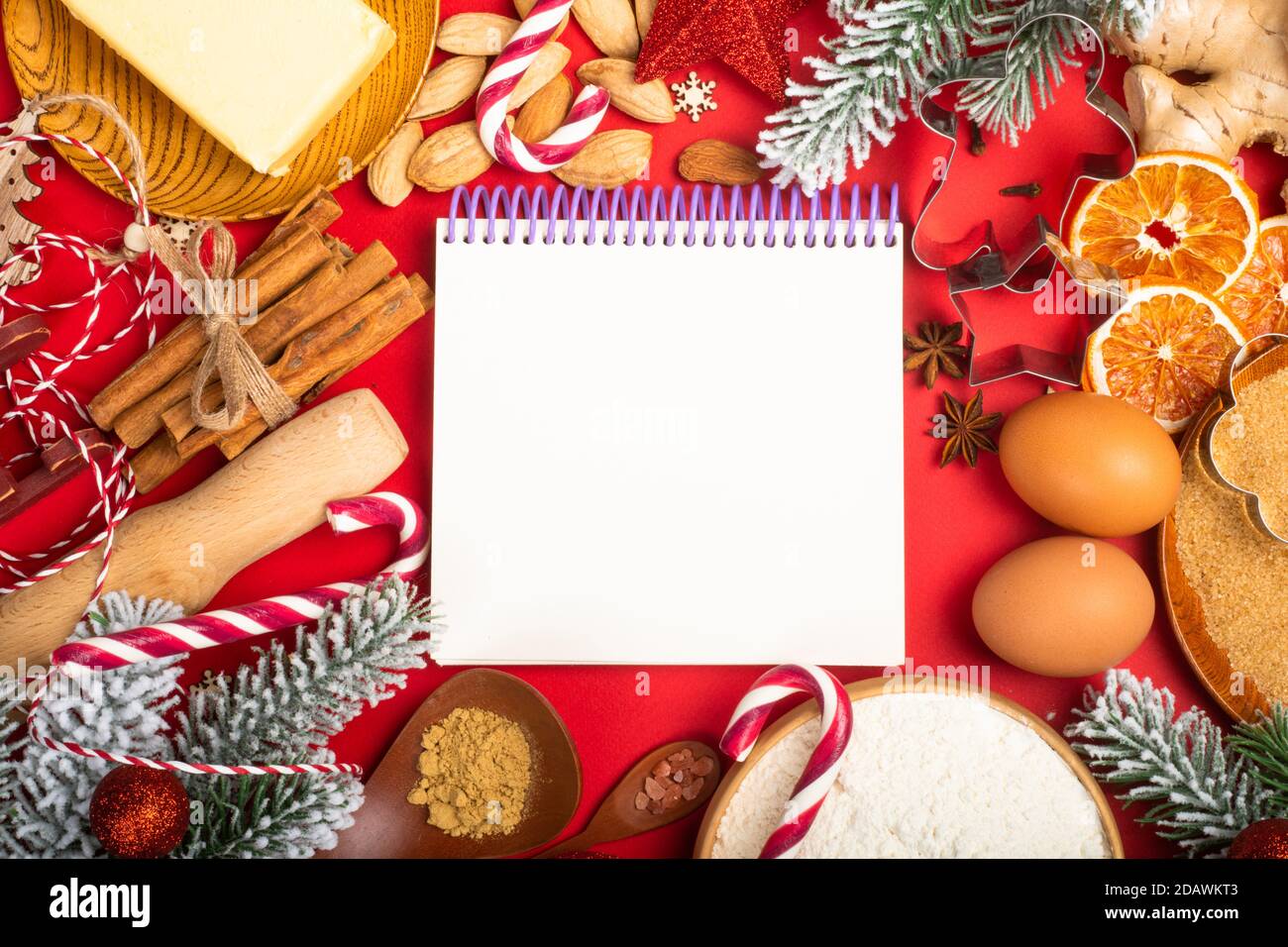 Noël pain d'épice biscuits cuisine fond plat de poser modèle de vue de dessus avec espace de copie pour le texte. Ustensiles de cuisson, épices et ingrédients alimentaires Banque D'Images