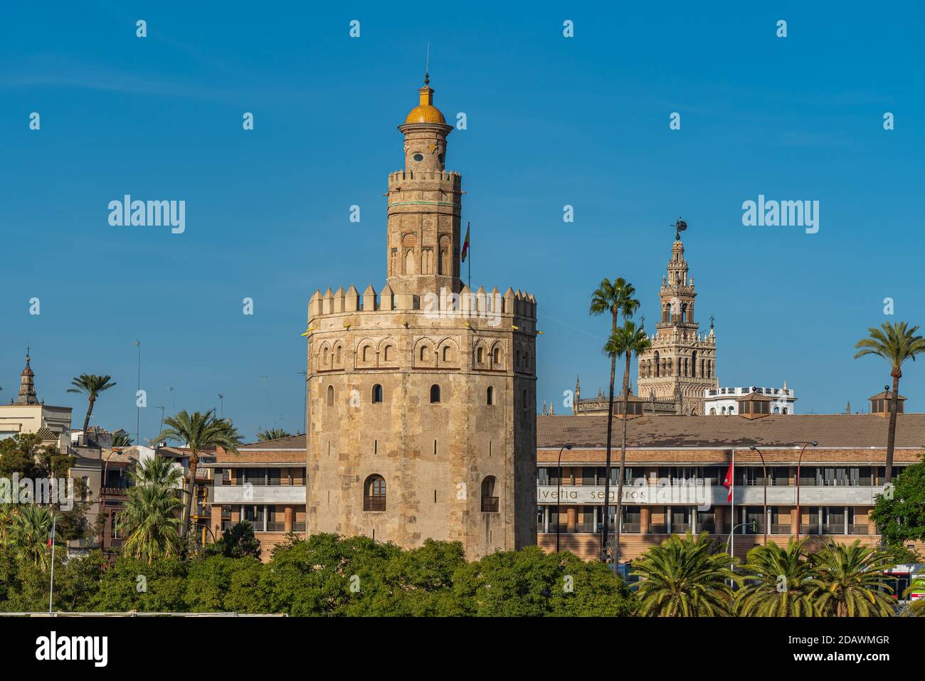 Torre del Oro, Séville, Espagne. Tour de guet militaire érigée afin de contrôler l'accès à Séville par le fleuve Guadalquivir Banque D'Images