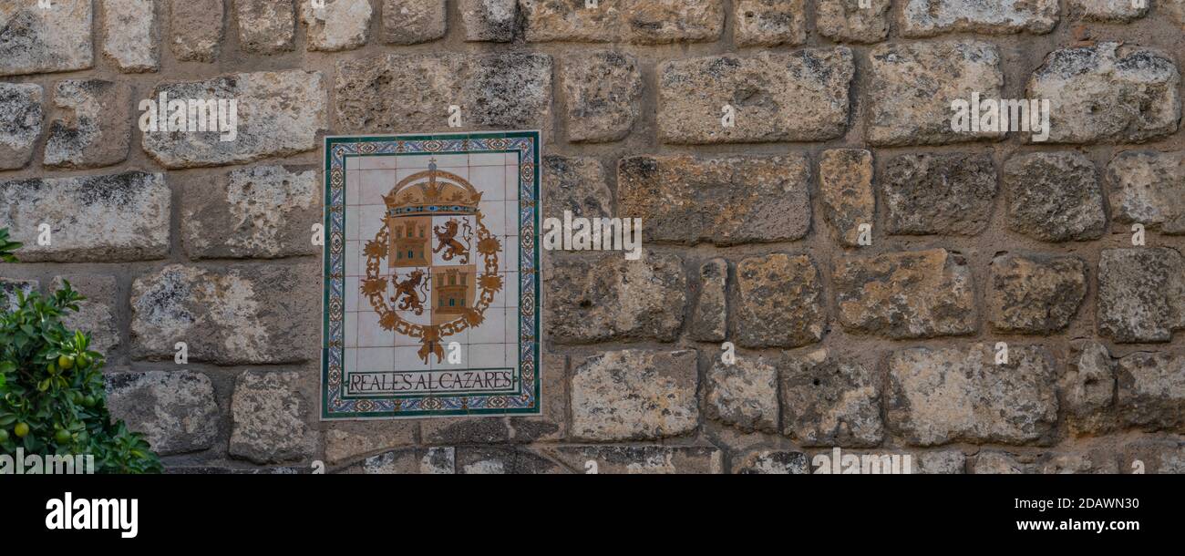 Signe Reales Alcazar sur Plaza del Triunfo à Séville, Andalousie, Espagne. Banque D'Images