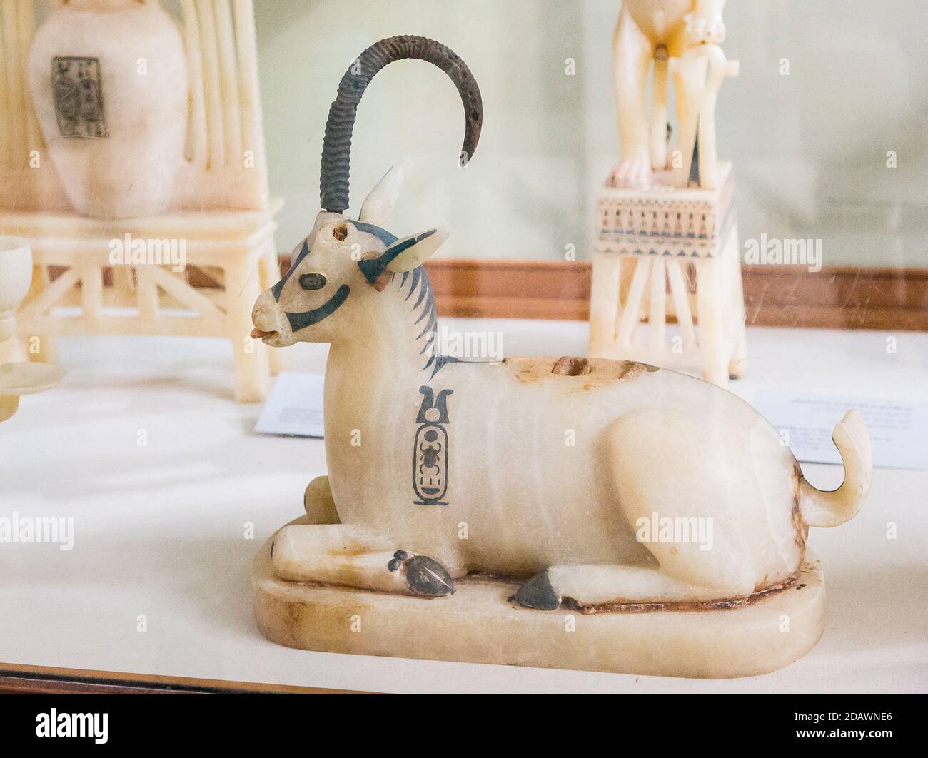 Egypte, le Caire, Toutankhamon albâtre, de son tombeau à Louxor : vase unguent en forme de bouillon. La bouche du vase est cassée. Banque D'Images