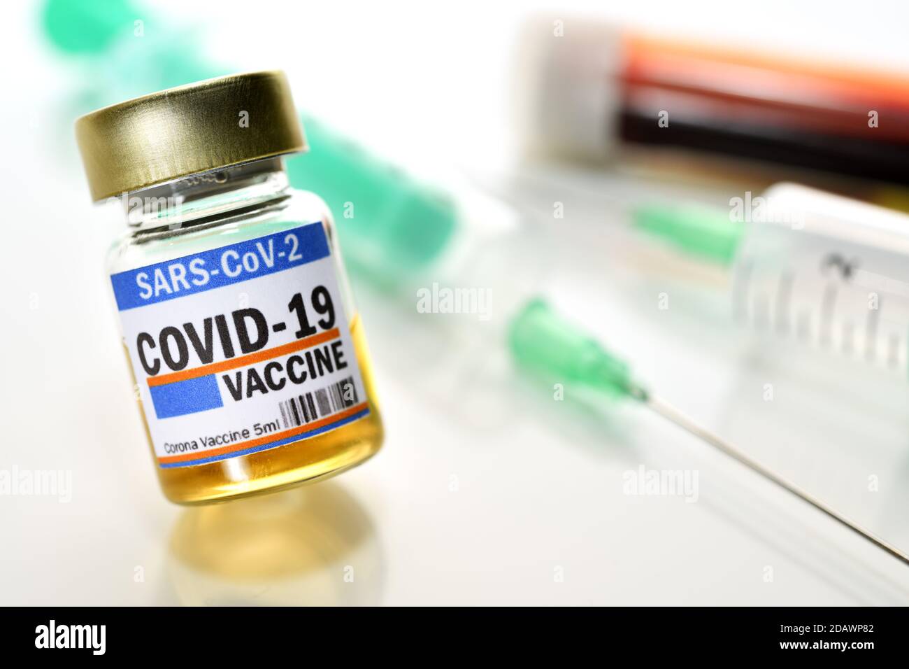 Vaccin Corona, seringue et échantillon de sang Banque D'Images