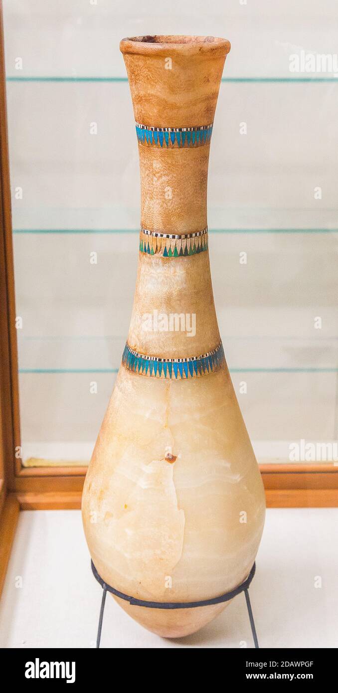 Égypte, le Caire, Musée égyptien, albâtre de Toutankhamon, de sa tombe de  Louxor : vase à long col, avec ornement de guirlande Photo Stock - Alamy