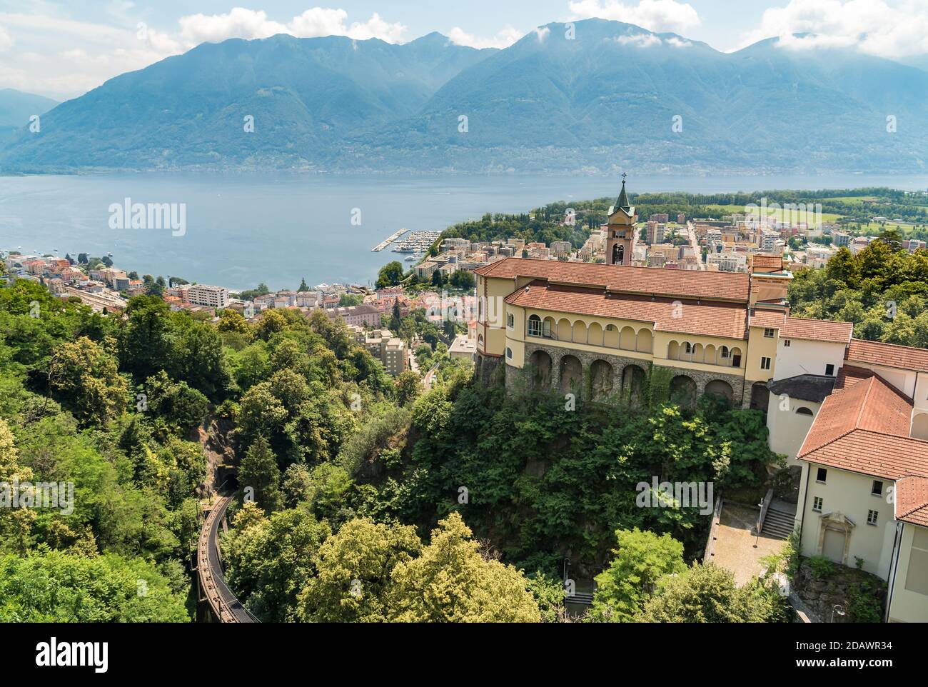 Vue sur le sanctuaire de la Madonna del Sasso à Orselina, au-dessus de la ville de Locarno et du lac majeur, Tessin, Suisse Banque D'Images