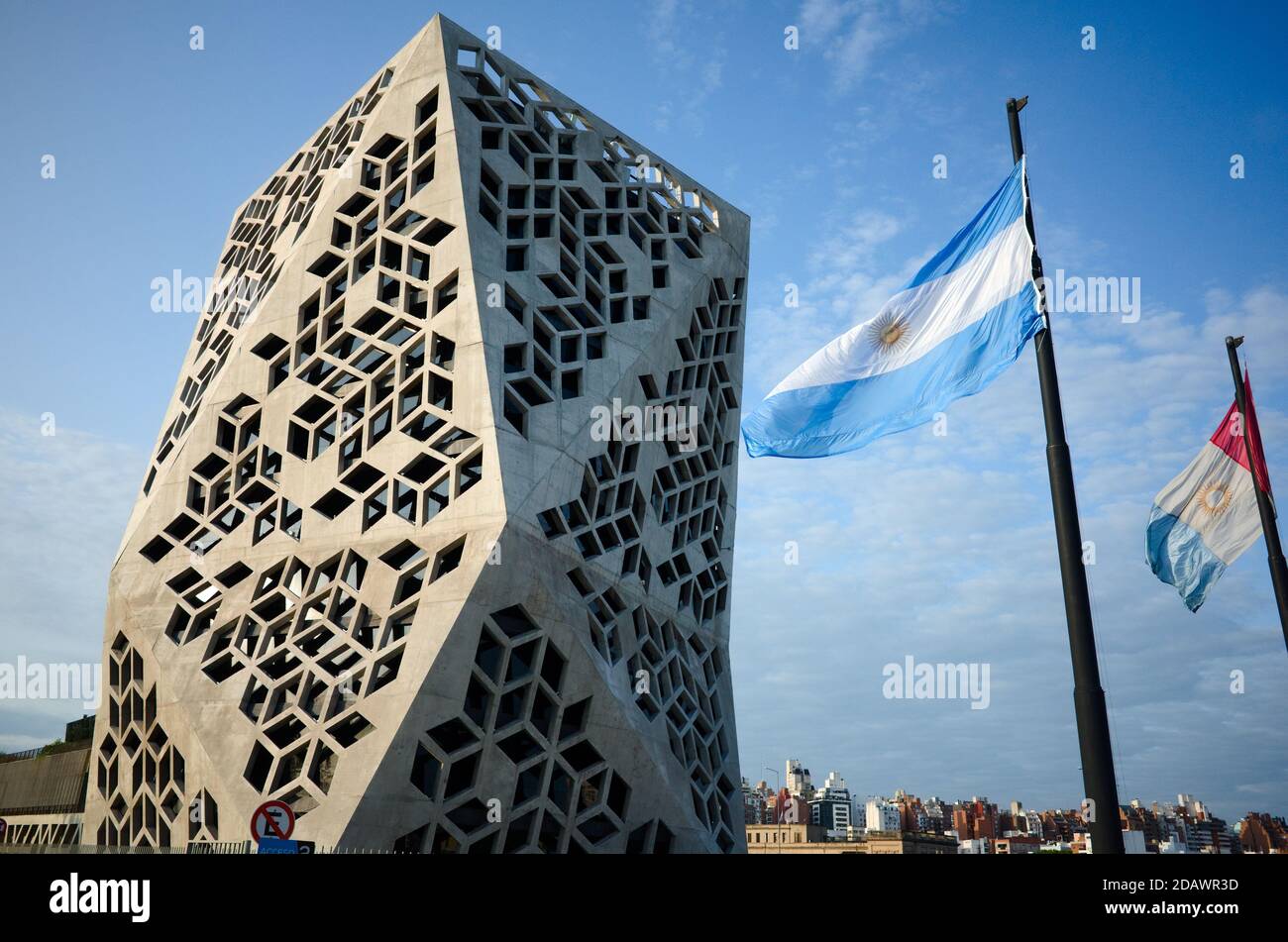 Centro Civico del Bicentenario (Centre civique du Bicentenaire), pavillon de l'Argentine et drapeau de la province de Cordoue. Banque D'Images