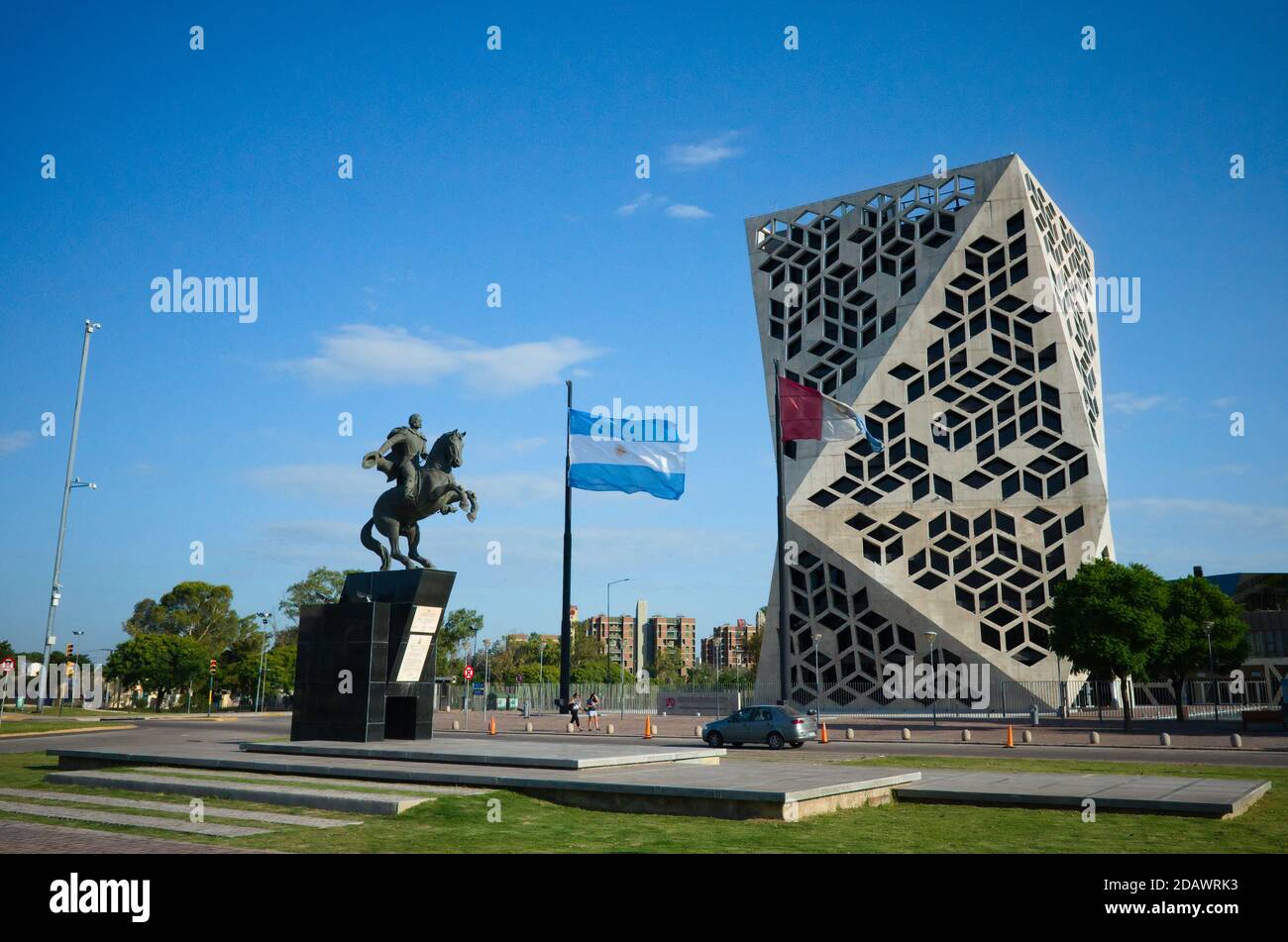 Cordoba, Argentine - janvier 2020 : Centro Civico del Bicentenario (Centre civique du Bicentenaire) et Monumento Ecuestre Brig. Gal. D. Juan Bautista Banque D'Images