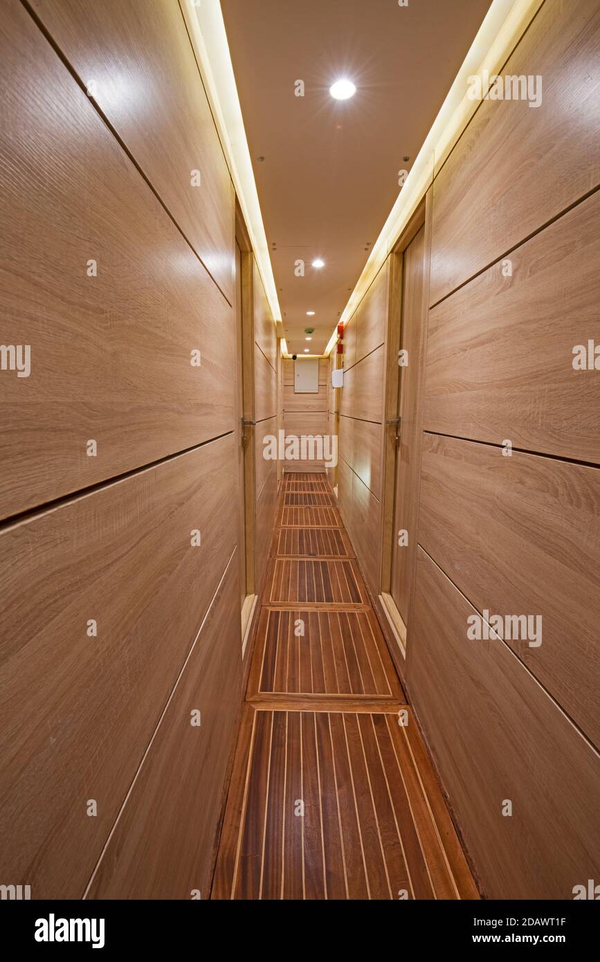 Mobilier d'intérieur décoration de couloir dans un grand yacht de luxe Banque D'Images