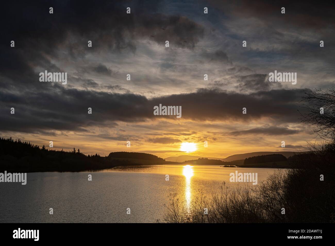 Une image de coucher de soleil d'hiver sur le stock Reservoir dans la forêt de Bowland, Lancashire, Angleterre. 12 novembre 2020 Banque D'Images