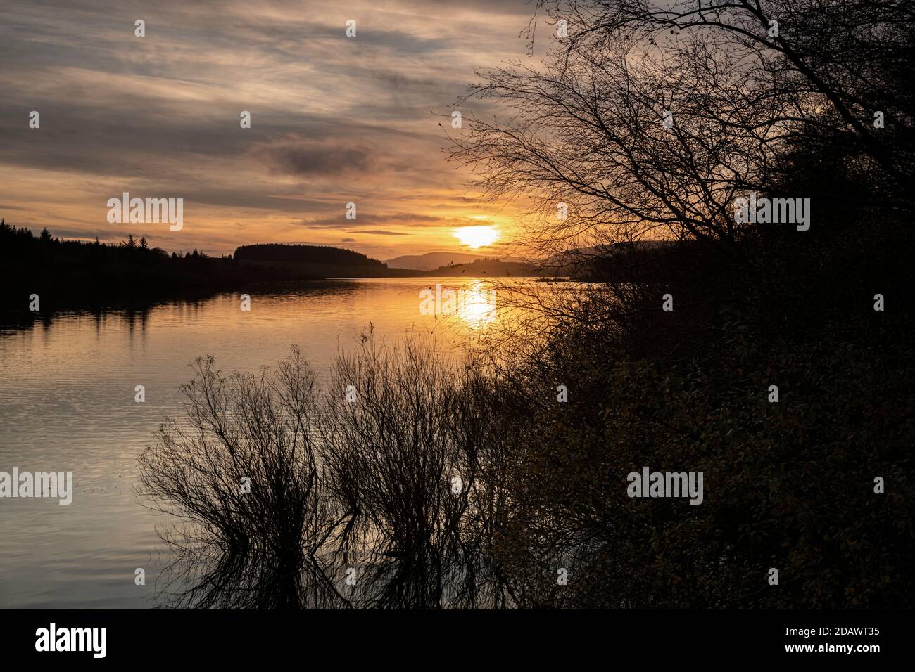 Une image de coucher de soleil d'hiver sur le stock Reservoir dans la forêt de Bowland, Lancashire, Angleterre. 12 novembre 2020 Banque D'Images