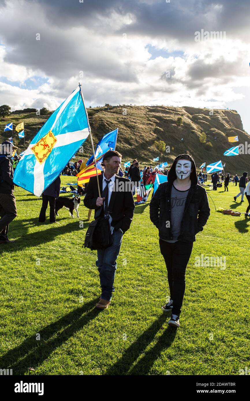Les manifestants portant le masque Guy Fawkes lors de la Marche Pro Scottish Independence le 6.10.2018 à Édimbourg, au Royaume-Uni. Banque D'Images