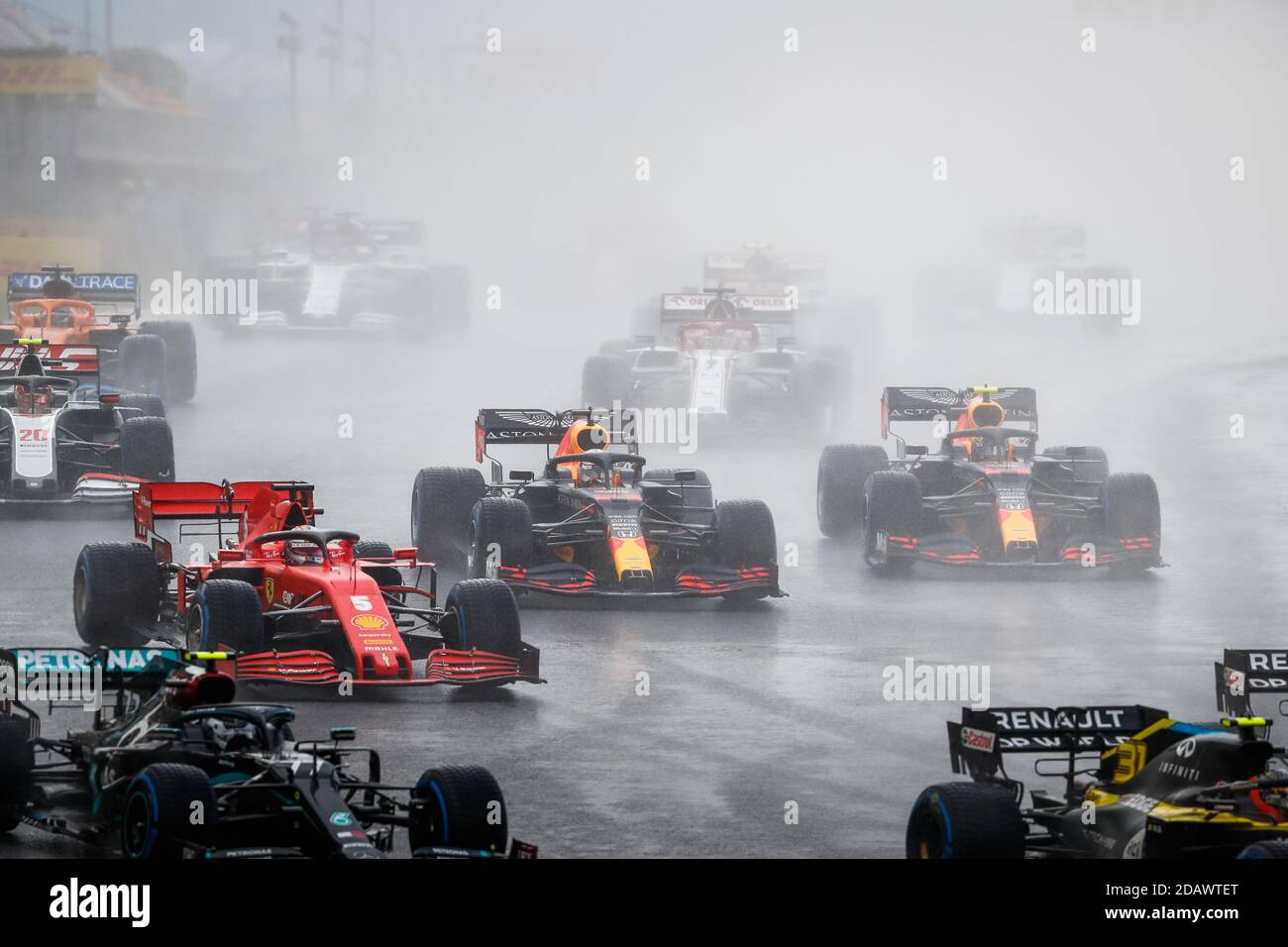 Tuzla près d'Istanbul, Turquie. 15 novembre 2020. Début de la course, départ, 05 VETTEL Sebastian (ger), Scuderia Ferrari SF1000, 33 VERSTAPPEN Max (nld), Aston Martin Red Bull Racing Honda RB16, action pendant le Grand Prix turc DHL Formule 1 2020, du 13 au 15 novembre 2020 sur le Parc Intercity Istanbul, à Tuzla, Près d'Istanbul, Turquie - photo Antonin Vincent / DPPI / LM crédit: Gruppo Editoriale LiveMedia/Alamy Live News Banque D'Images