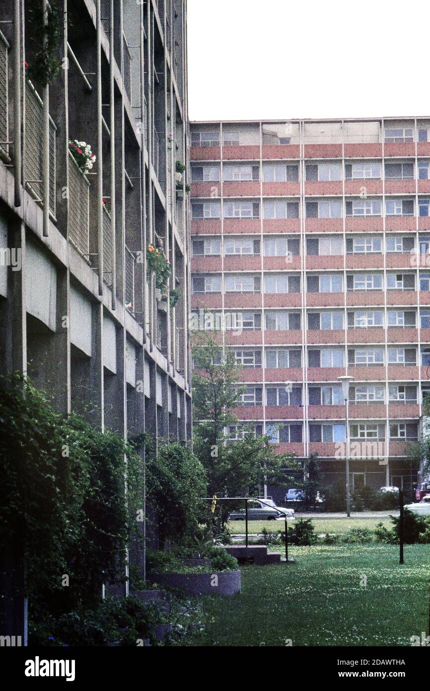 Appartements résidentiels modernes à Berlin en 1965..Slide pris sur Agfacolor Film pour lames CT18 utilisant un SLR Petri 5 35 mm. Copié numériquement Utilisation d'un Nikon D7500 c Banque D'Images