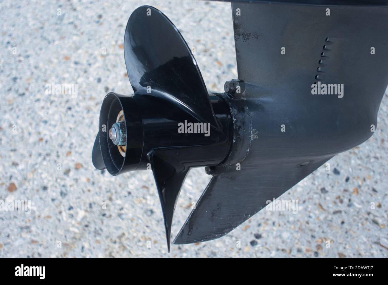 La prop d'un puissant moteur de bateau extérieur Banque D'Images