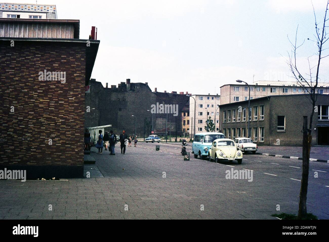 Scène de rue dans l'est de Berlin prise en juin 1965 montrant le manque de trafic.photo prise en juin 1965 , sur film de diapositives Agfacoutour CT18 utilisant un PET 35 mm Banque D'Images