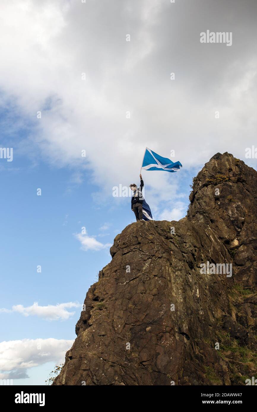 ECOSSE / EDIMBOURG / UN jeune écossais sur le siège d'Arthur tissage d'un drapeau pour une indépendance pro écossaise. Banque D'Images
