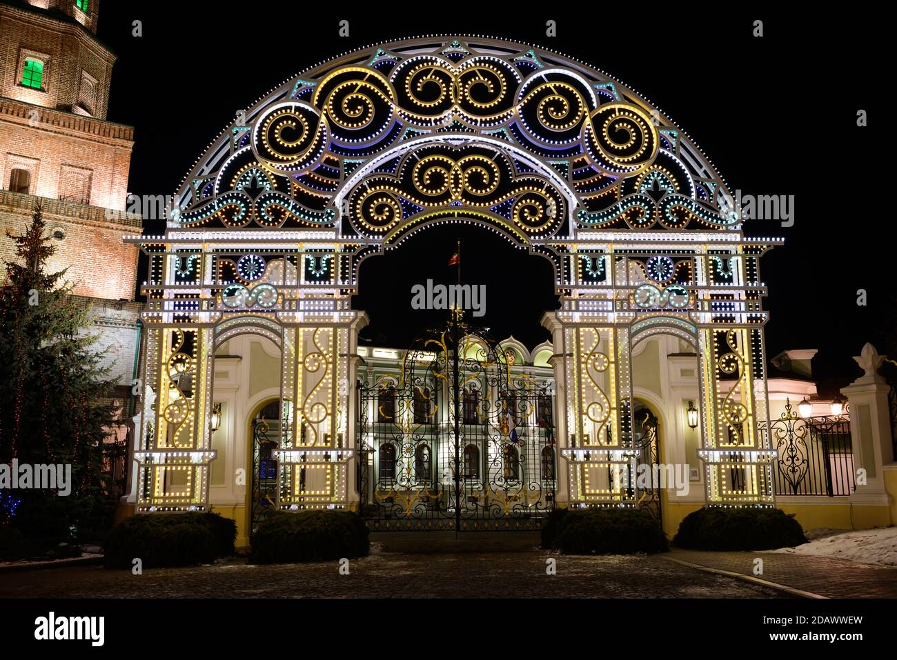 Palais présidentiel au Kremlin de Kazan, République du Tatarstan, Russie. Les portes sont éclairées dans le cadre de l'éclairage spécial pour le nouvel an. Banque D'Images