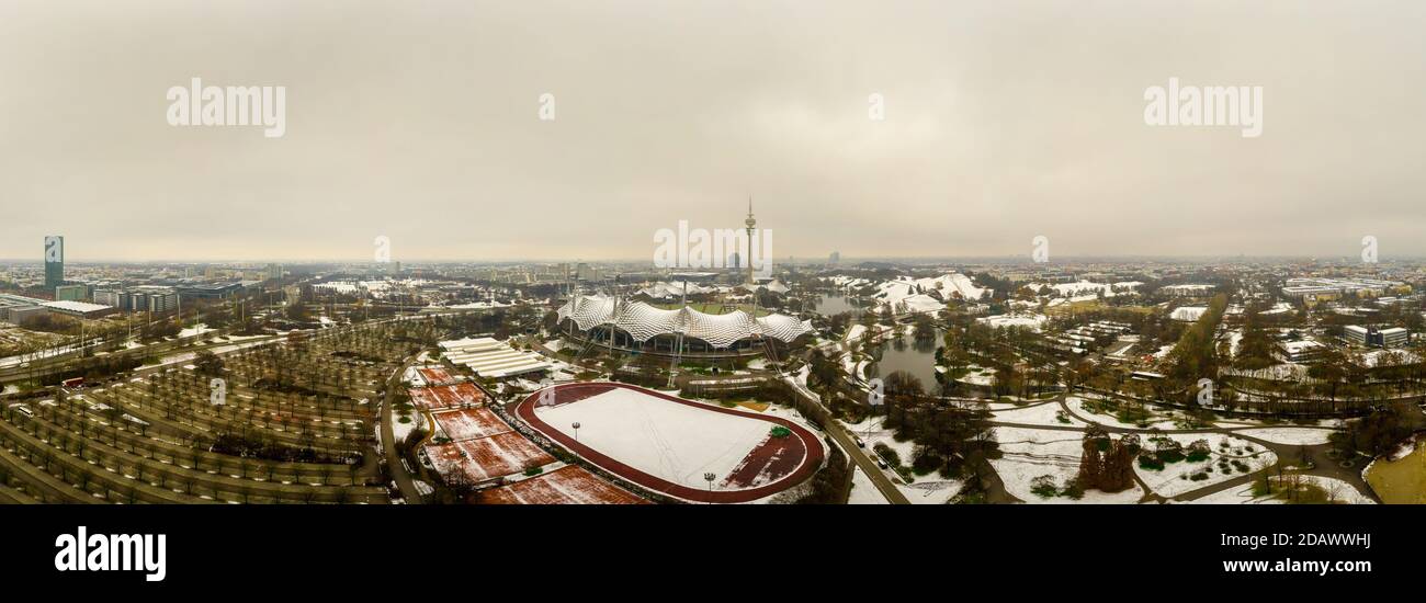 Vue panoramique sur Munich en hiver enneigé, capturée comme une antenne du magnifique parc de la ville bavaroise. Banque D'Images